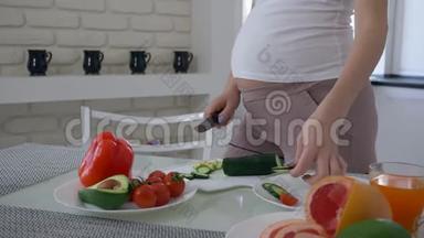 怀孕期间健康的食物，未来的大肚子妈妈正在用新鲜的食物做有益的开胃菜